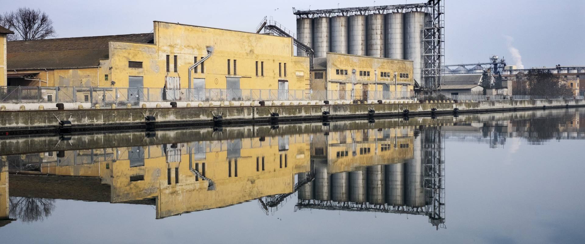 Vecchia fabbrica con riflesso foto di Domenico Bressan